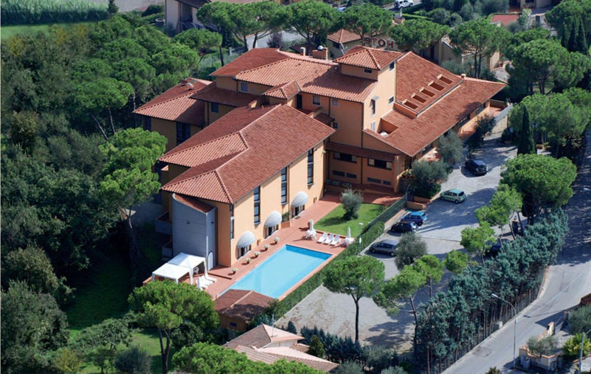 Soggiornare vicino a Santa Maria delle Carceri: 4 Hotel per Coppie a Confronto