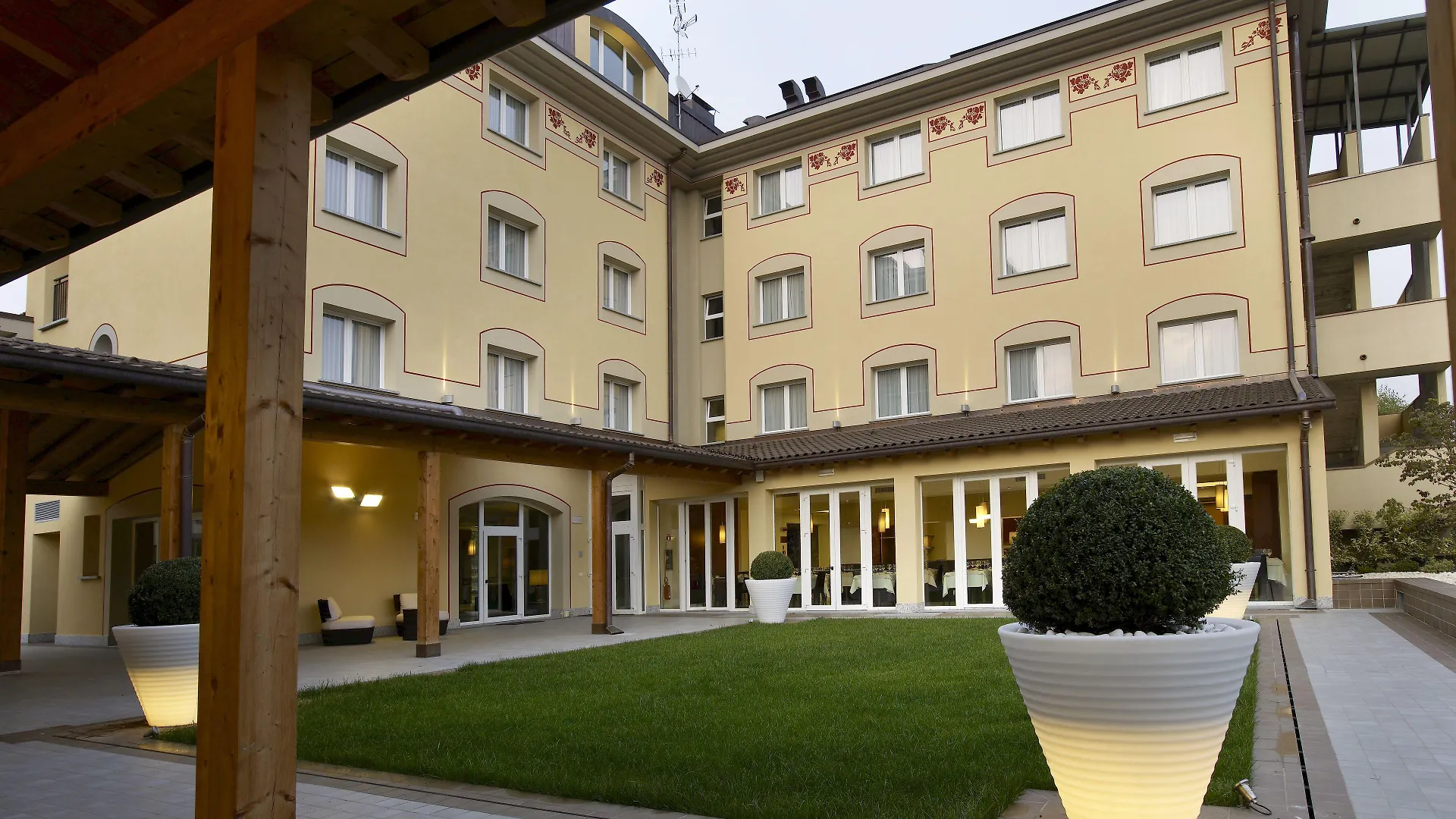 4 Hotel vicino al Centro Commerciale Arese: Guida Pratica